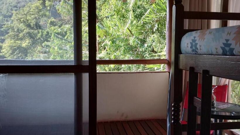 Quarto Triplo Estandar com Sacada, Manacá Suítes Prumirim