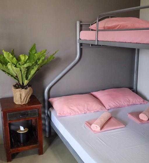 اتاق خانوادگی, Hostel Privado