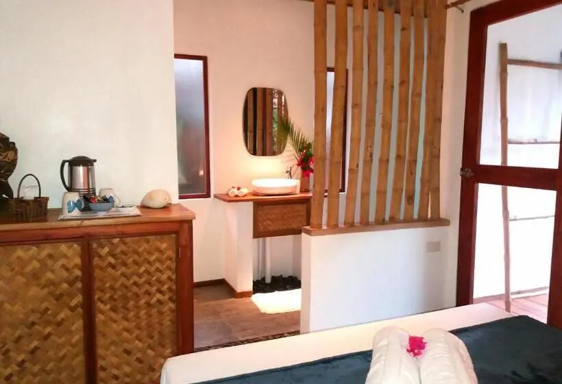 اتاق لوکس, Valerie Lodge