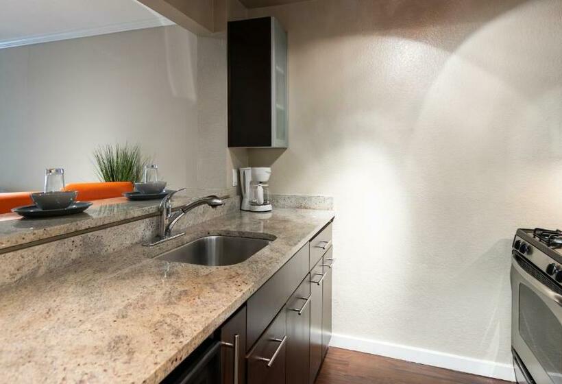 דירת חדר, Integrity Real Hollywood Experience