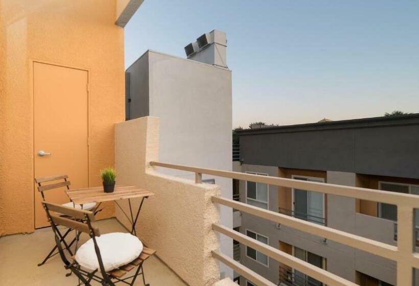 דירת חדר, Integrity Real Hollywood Experience