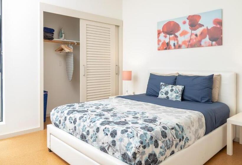 דירת חדר, Integrity Real Hollywood Experience