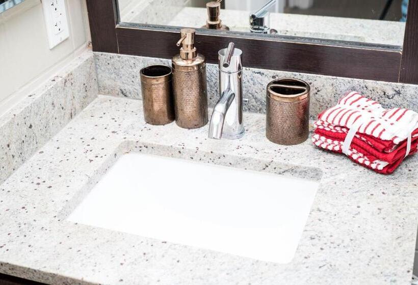 דירת חדר, Integrity Real Hollywood Experience