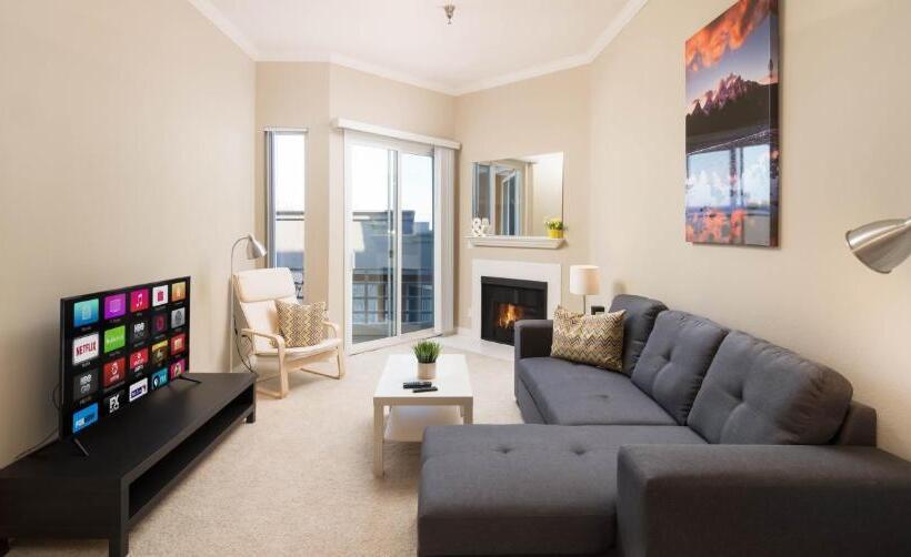 דירת חדר, Integrity Real Hollywood Experience