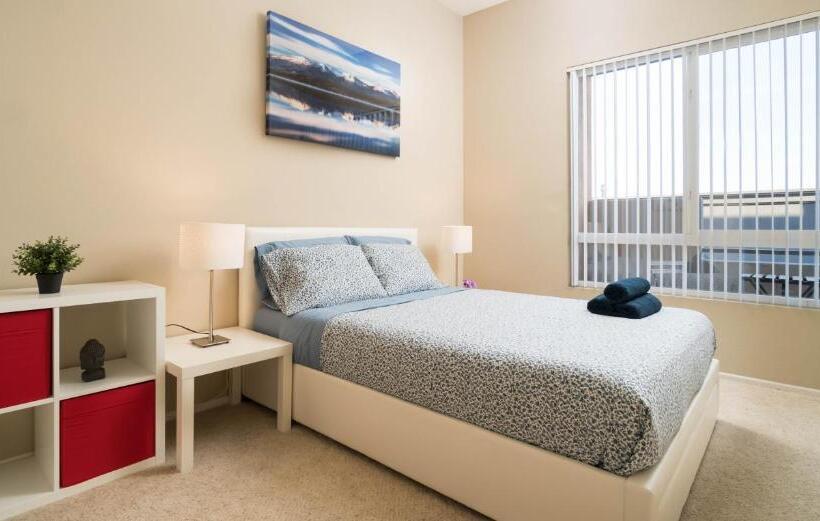 דירת חדר, Integrity Real Hollywood Experience