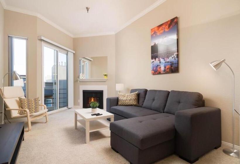 דירת חדר, Integrity Real Hollywood Experience