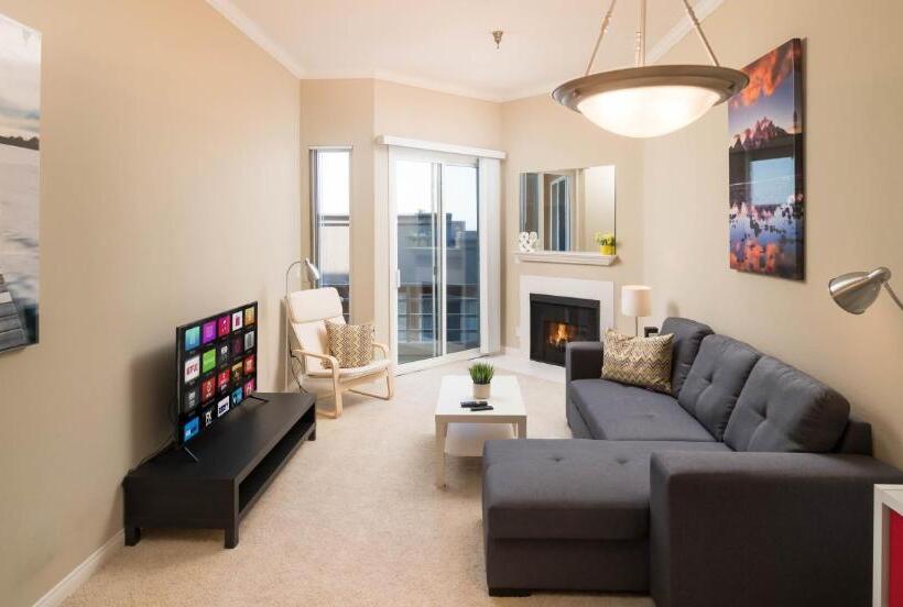 דירת חדר, Integrity Real Hollywood Experience