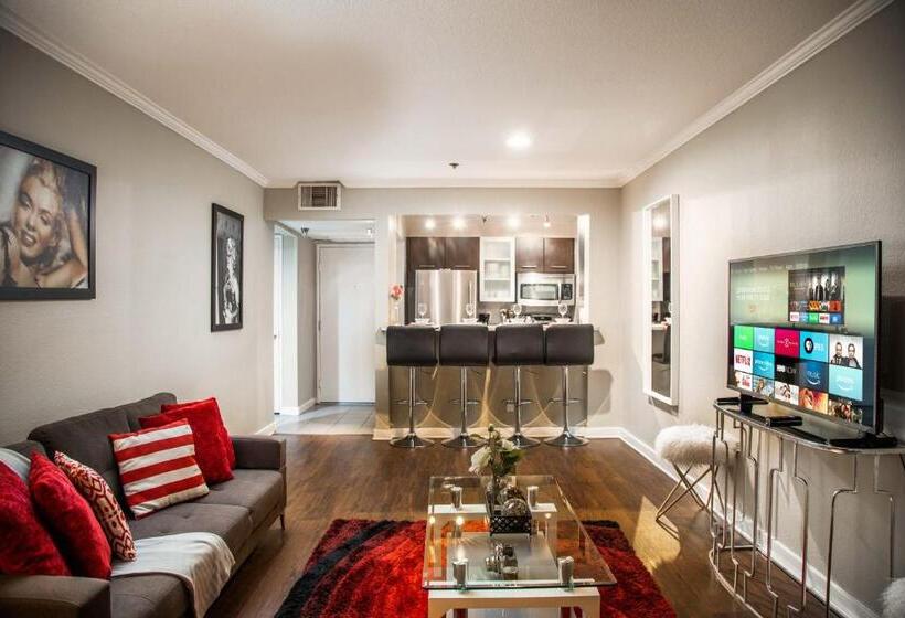 דירת חדר, Integrity Real Hollywood Experience