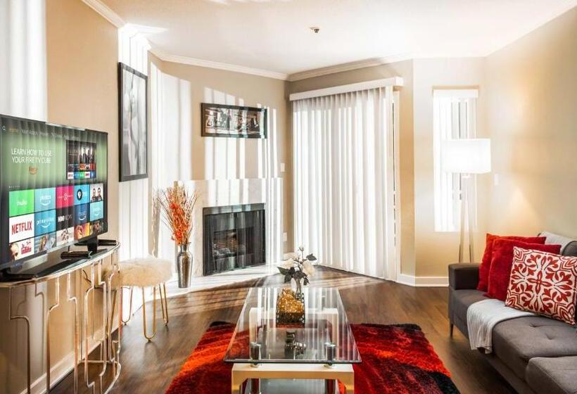 דירת חדר, Integrity Real Hollywood Experience