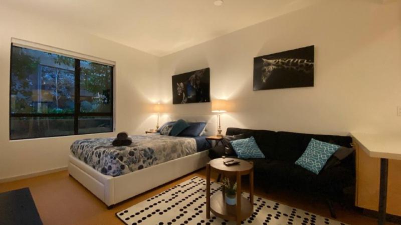 דירת חדר, Integrity Real Hollywood Experience