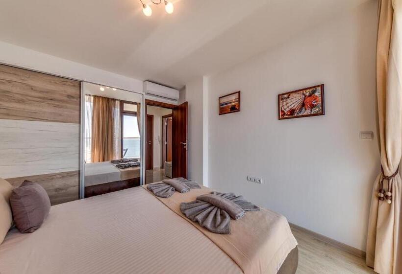 オーシャンビューバルコニー付きワンベッドルームアパートメント, Apartcomplex Golden Bay