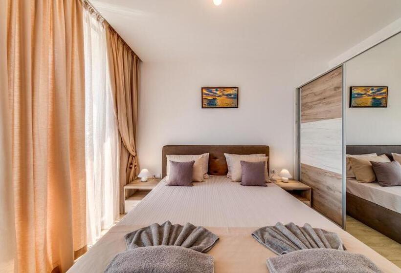 带一个卧室和一个阳台的海景公寓, Apartcomplex Golden Bay