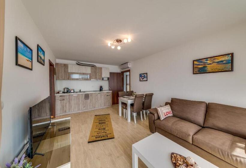 带一个卧室和一个阳台的海景公寓, Apartcomplex Golden Bay