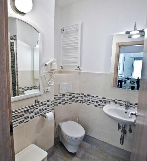 חדר סטנדרד יחיד חדר אמבטיה משותף, Fellini