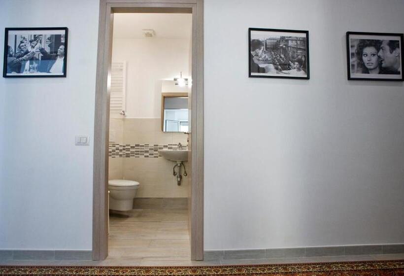 חדר סטנדרד יחיד חדר אמבטיה משותף, Fellini