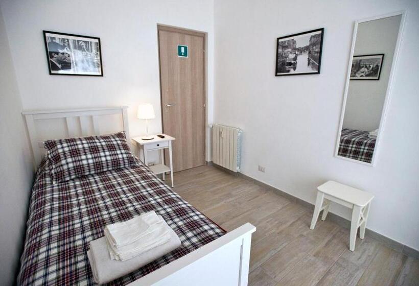 חדר סטנדרד יחיד חדר אמבטיה משותף, Fellini