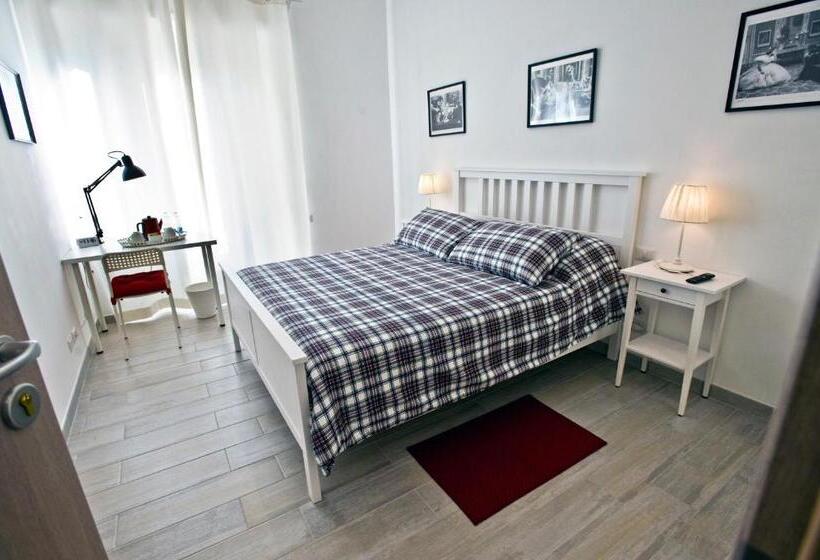 חדר סטנדרט חדר אמבטיה משותף, Fellini