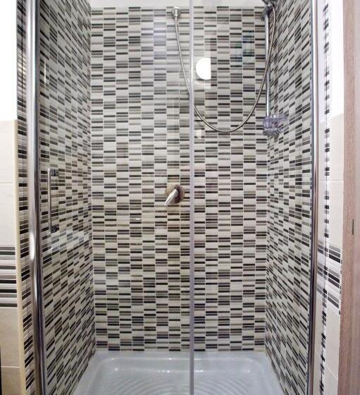 חדר סטנדרט חדר אמבטיה משותף, Fellini