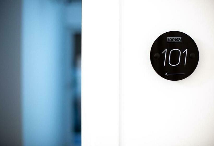 اتاق لوکس با بالکن, Dora’s Room