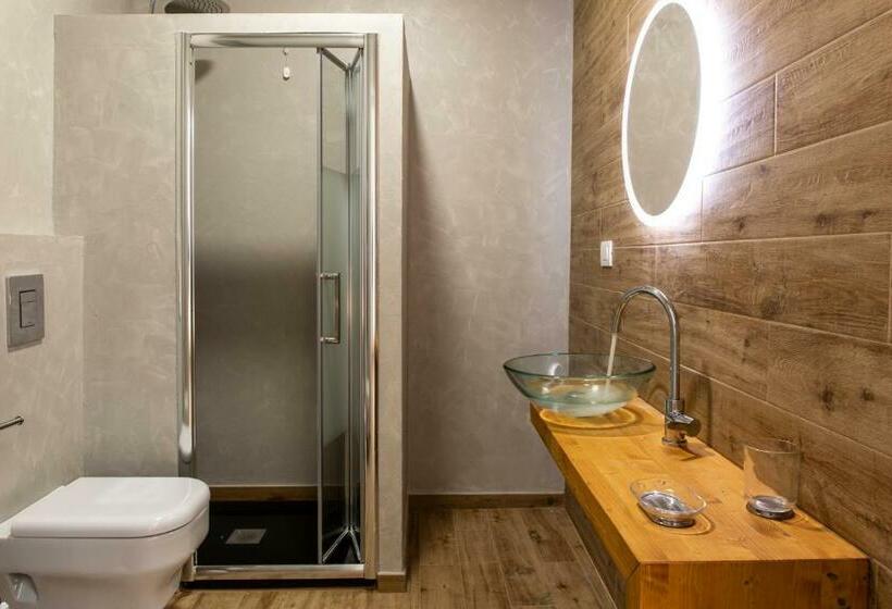 اتاق لوکس با بالکن, Dora’s Room