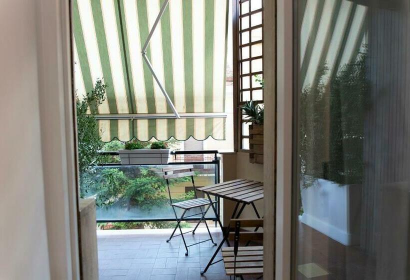 اتاق لوکس با بالکن, Dora’s Room