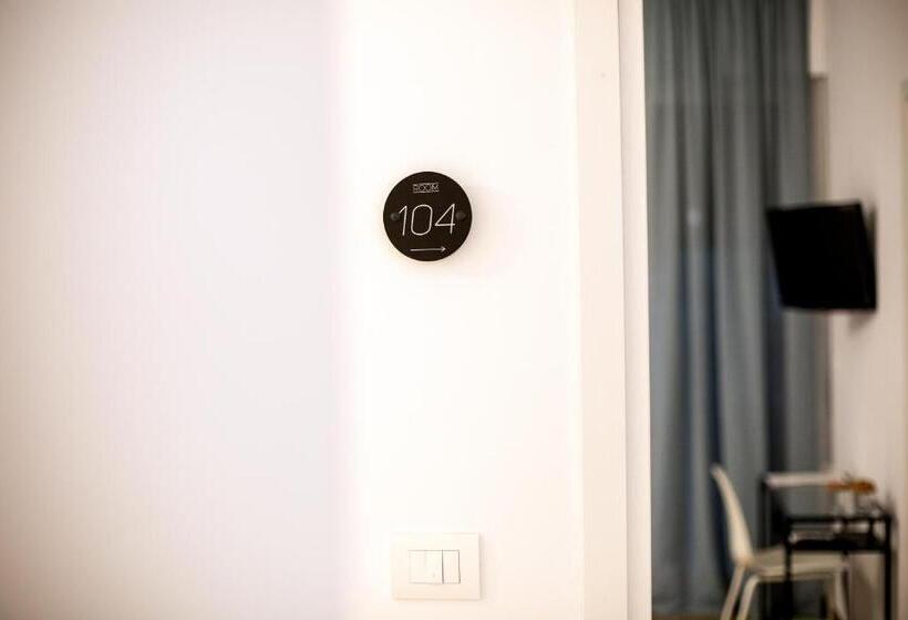 اتاق لوکس با بالکن, Dora’s Room