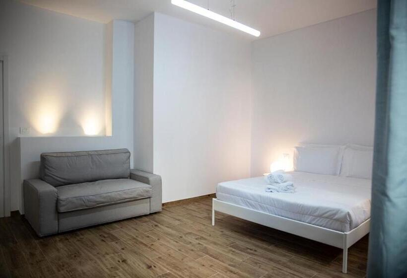 اتاق لوکس با بالکن, Dora’s Room