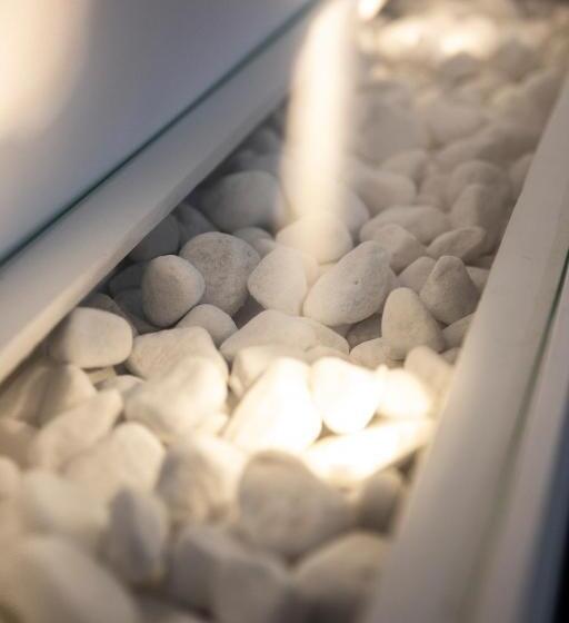 اتاق لوکس با بالکن, Dora’s Room