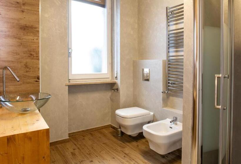 اتاق لوکس با بالکن, Dora’s Room