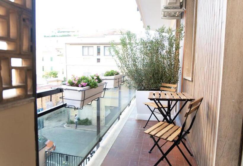 اتاق لوکس با بالکن, Dora’s Room