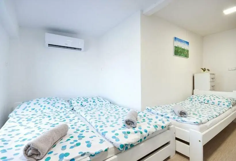 Standard Kolmen Hengen Huone, Penzion Bazén Víno Sklep U Palečků