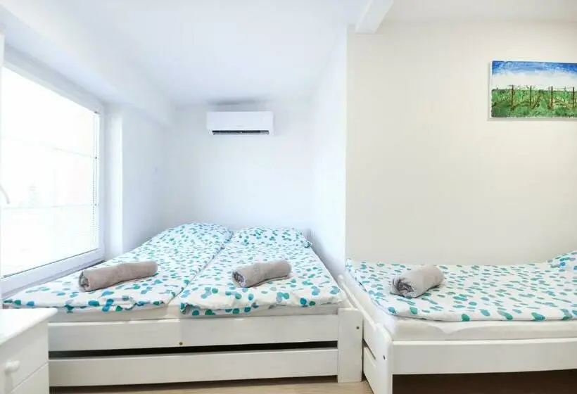 Standard Kolmen Hengen Huone, Penzion Bazén Víno Sklep U Palečků