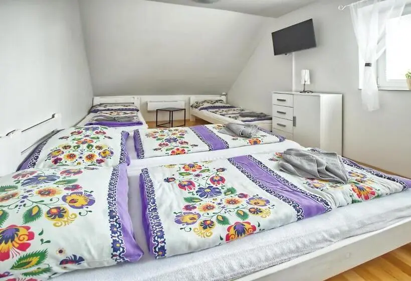 Standard Neljän Hengen Huone, Penzion Bazén Víno Sklep U Palečků