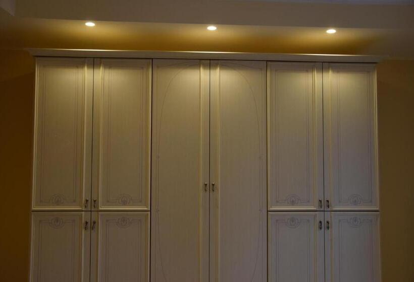 标准三人间, A Casa Di Nelly