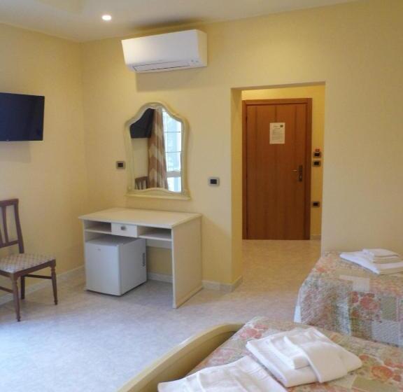 标准三人间, A Casa Di Nelly