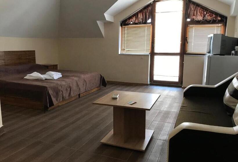 Четырехместный Номер Стандарт с Балконом, Family Hotel Akra