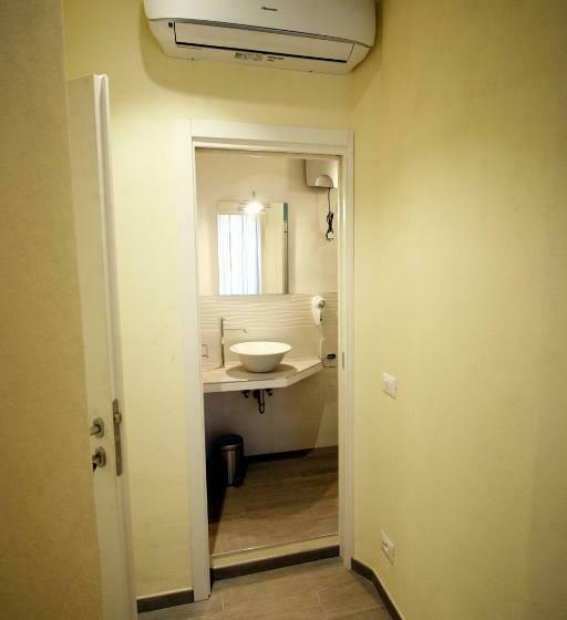 غرفة قياسية, The Old Station Rooms