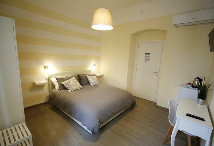 غرفة قياسية, The Old Station Rooms