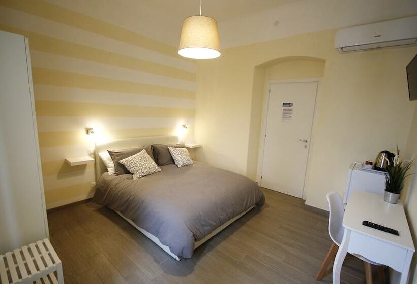 غرفة قياسية, The Old Station Rooms