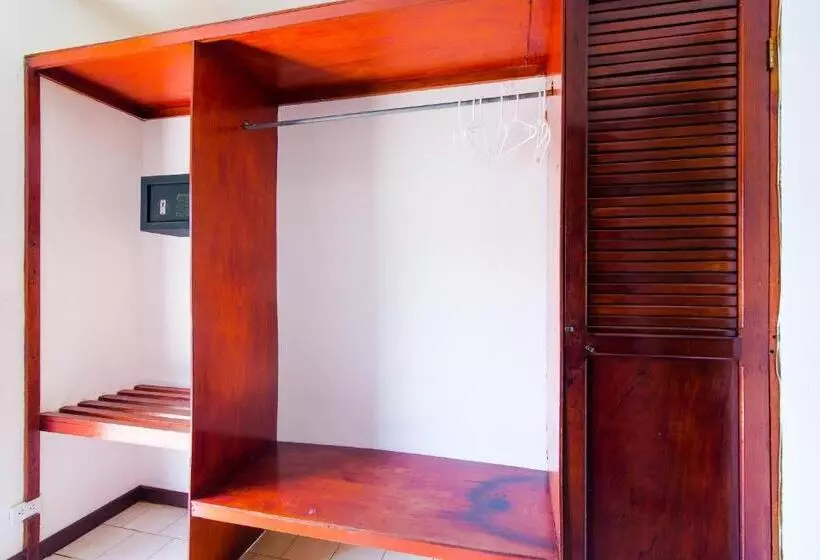 Perhehuone, Beach Break Resort