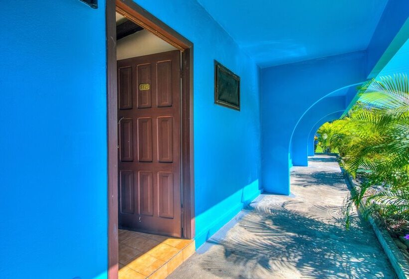 带特大床的标准间, Beach Break Resort