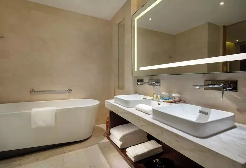 キングサイズベッドのスイートルーム, Hilton Garden Inn Lijiang