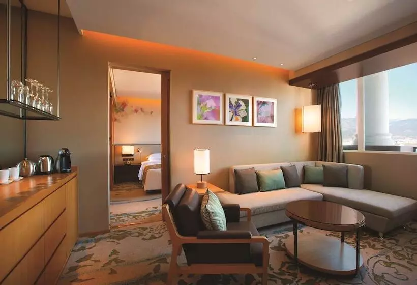 キングサイズベッドのスイートルーム, Hilton Garden Inn Lijiang