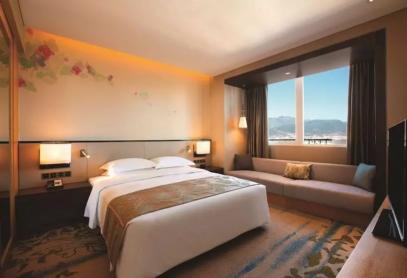 キングサイズベッドのスイートルーム, Hilton Garden Inn Lijiang