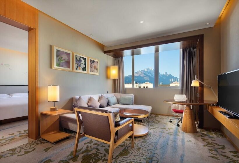 מיטת קינג בסוויטה, Hilton Garden Inn Lijiang