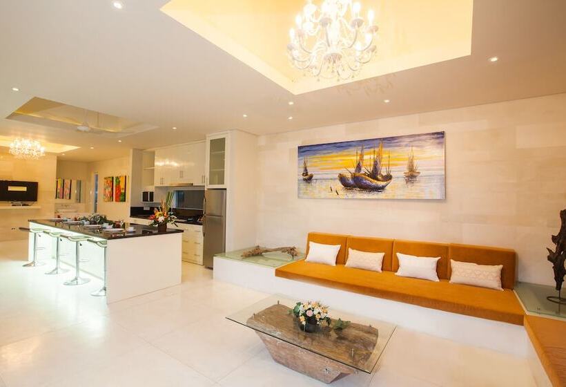 Вилла 3 Спальни с Бассейном, Noah Villa And Chapel