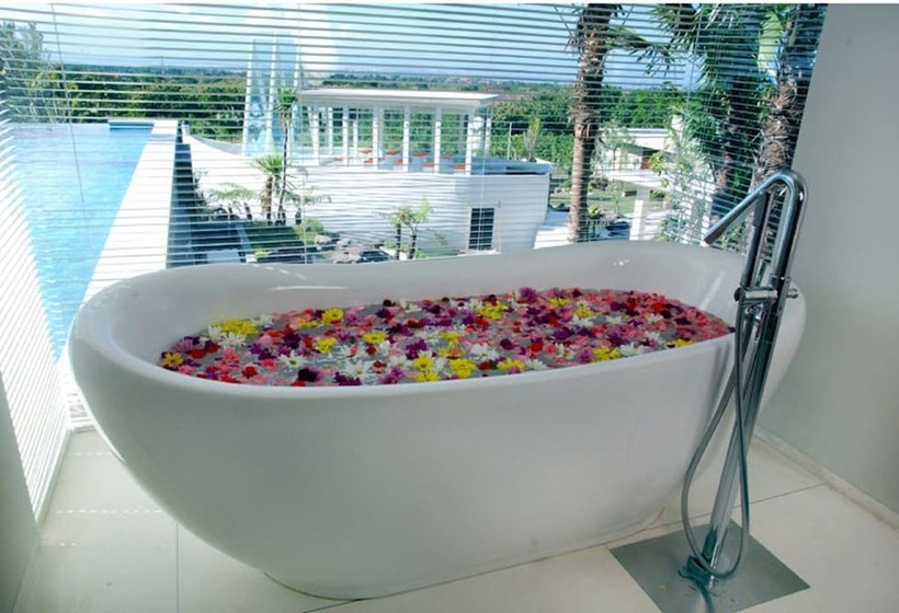 Вилла 3 Спальни с Бассейном, Noah Villa And Chapel