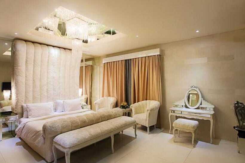 Вилла 3 Спальни с Бассейном, Noah Villa And Chapel