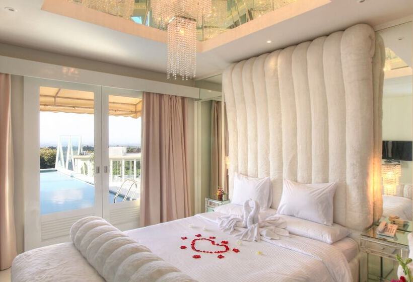 Вилла 3 Спальни с Бассейном, Noah Villa And Chapel