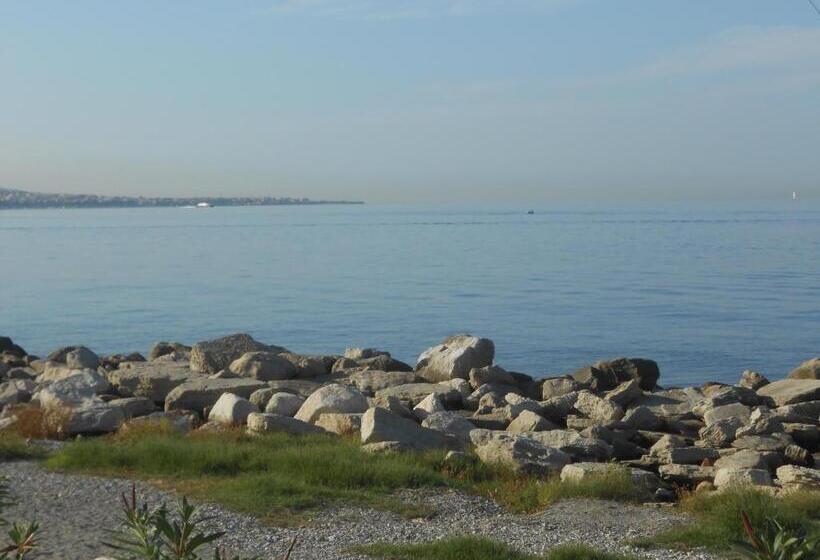 اتاق لوکس با تخت بزرگ, B&b Dormirereggiocalabria